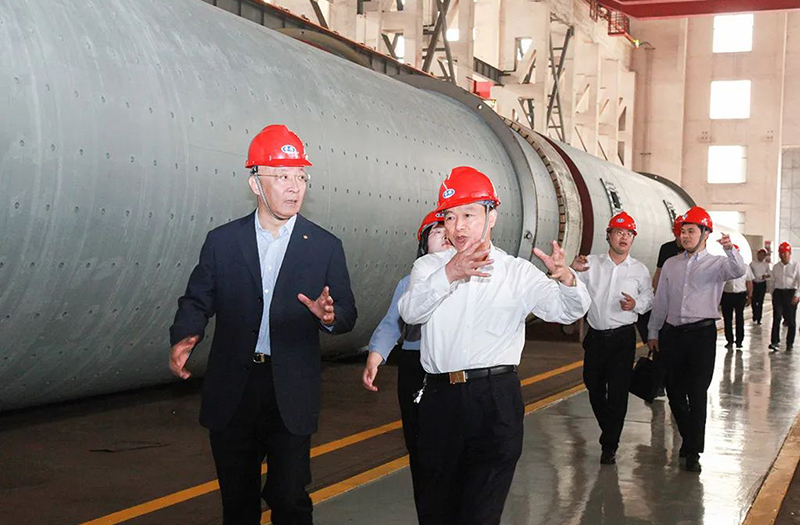 中國建筑材料聯合會黨委書記、會長閻曉峰一行親臨鵬飛集團調研